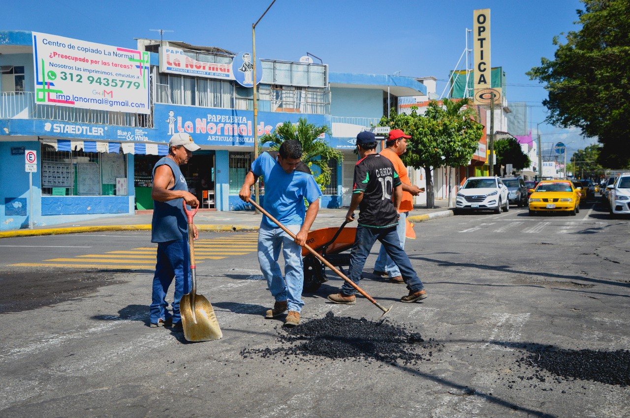 Ayuntamiento de Colima realiza trabajos de bacheo en vialidades dañadas por las últimas lluvias