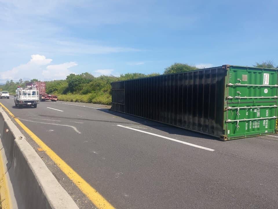 Cae contenedor cerca del puente de Tepalcates, no hay lesionados