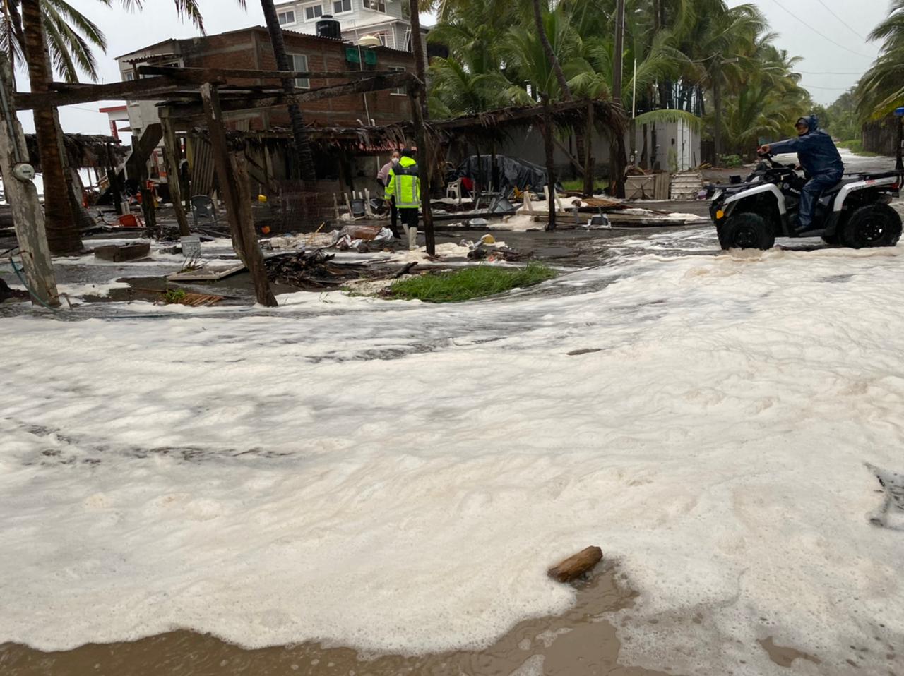 Elementos de PC Tecomán inician con la evacuación de Ramaderos de la Playa Boca de Pascuales