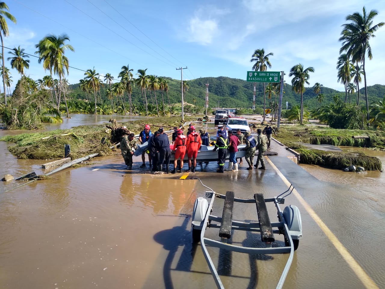 SEMAR apoya y realiza diversas acciones a favor de la población en Manzanillo, ante el paso del Huracán “Nora”