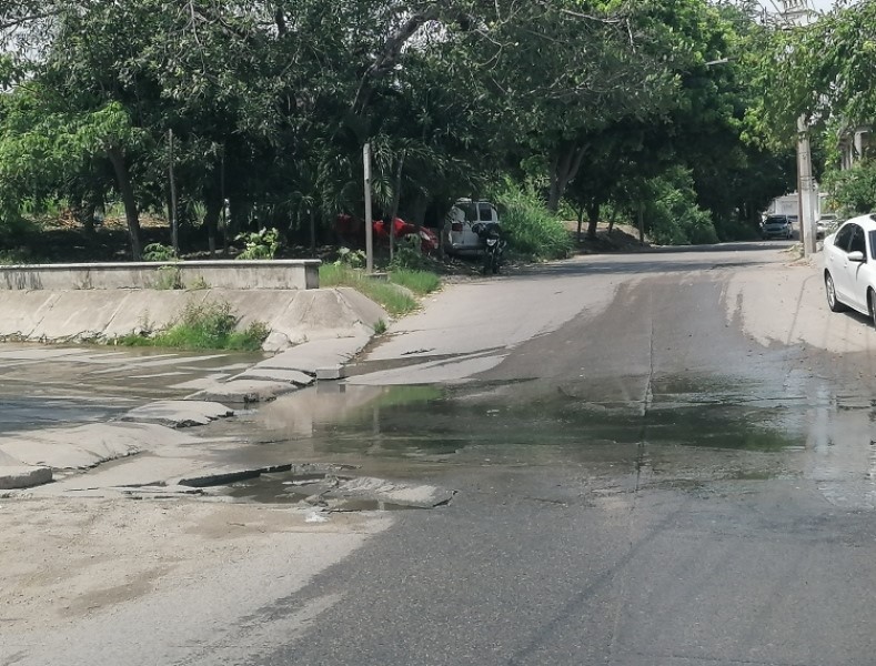 Piden rehabilitar losas de concreto del arroyo en calle 28 de agosto