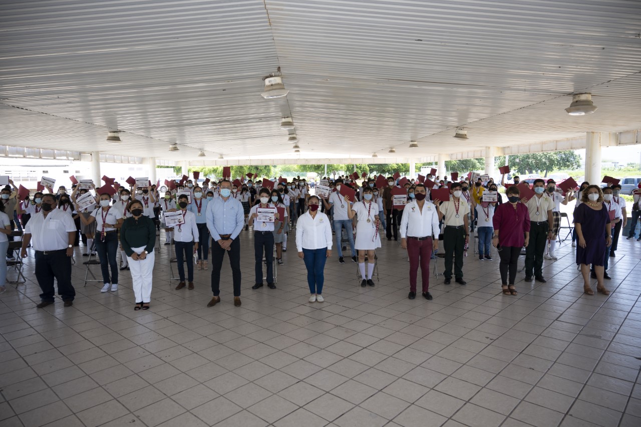 Premia Ayuntamiento de Manzanillo a alumnos de excelencia