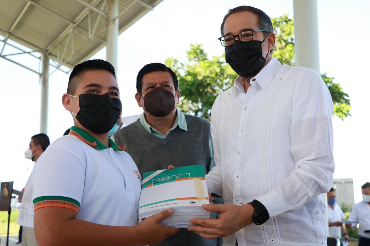 Gobernador entrega uniformes en el arranque del ciclo escolar