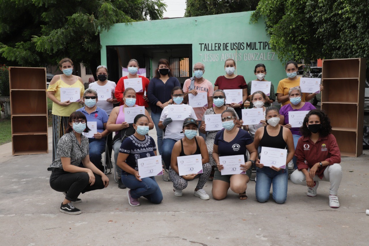 Concluye con éxito taller de carpintería organizado por el Instituto de la Mujer Manzanillense