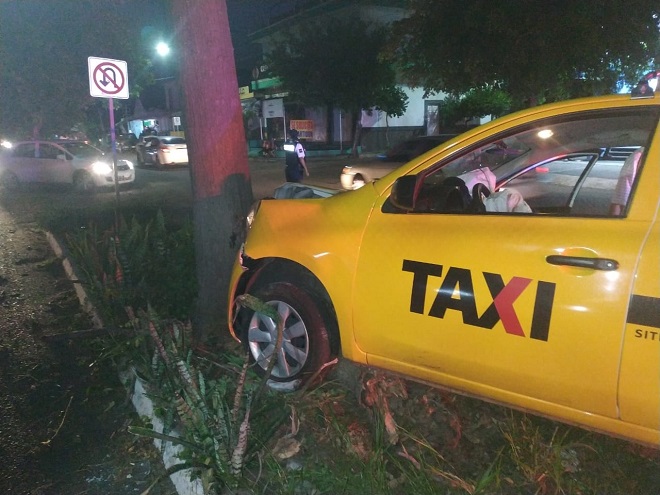 Intentan asaltar a taxista en Villa de Álvarez, detienen transeúntes al presunto responsable y lo golpean