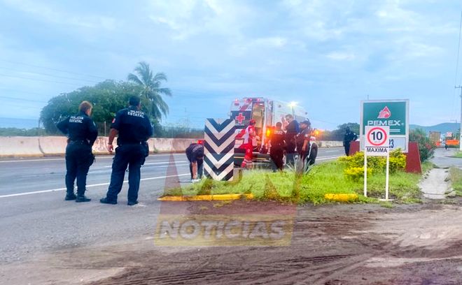 Tráiler arrolla motociclista en la autopista Manzanillo-Colima, que muere recibiendo atención médica