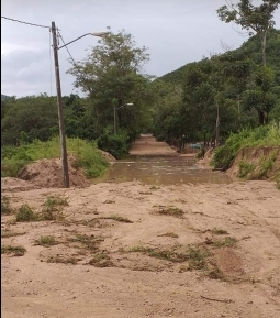 Intransitables caminos sacacosechas por lluvias