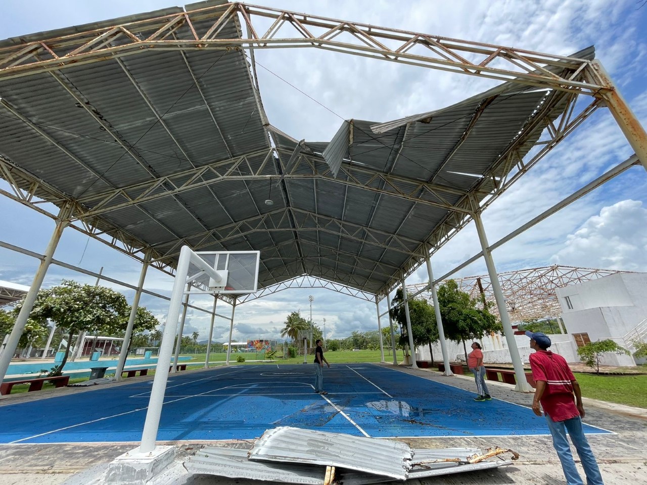 Repara Instituto Municipal del Deporte de Manzanillo daños en instalaciones deportivas causadas por el Huracán “Nora”