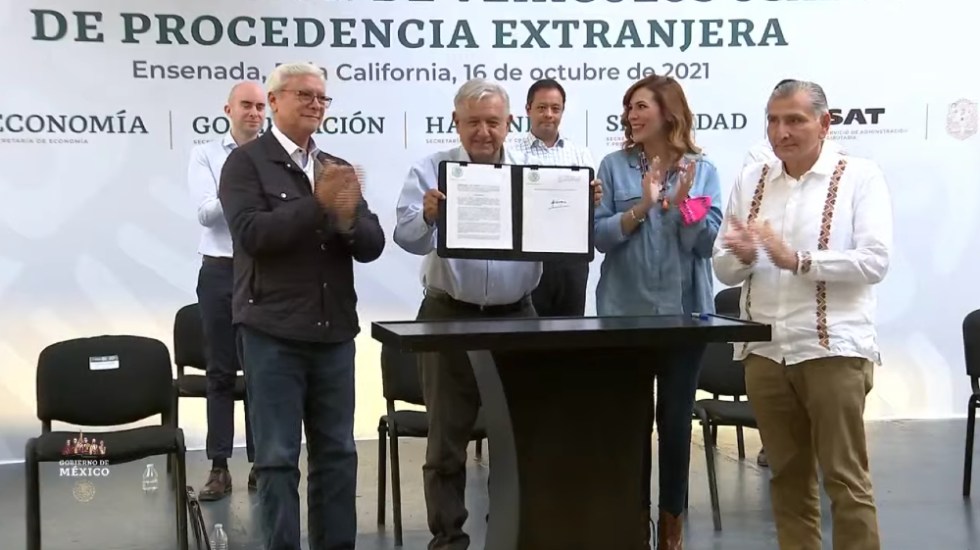 López Obrador firma acuerdo para regularización de autos ‘chocolate’