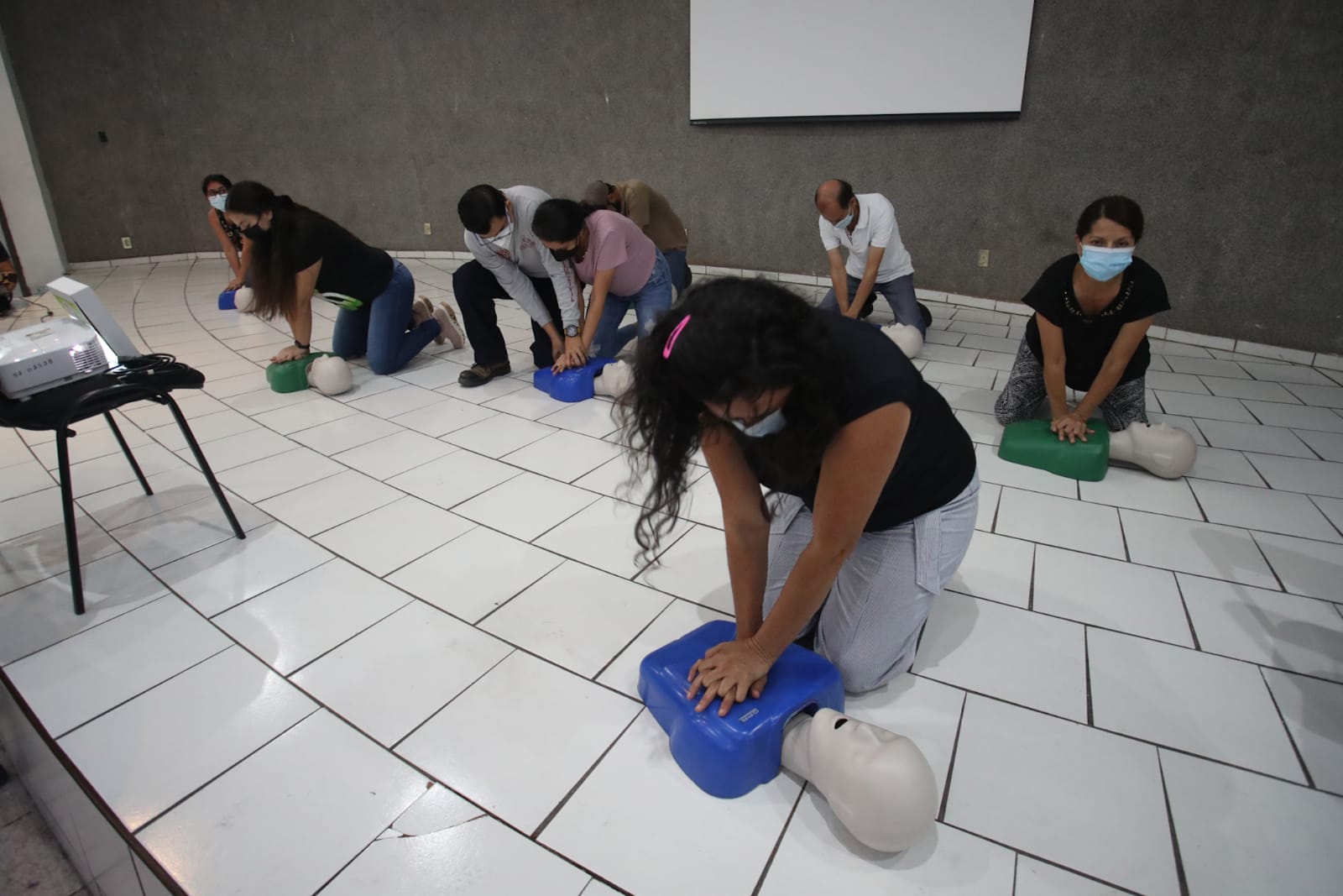 Unidad Estatal de Protección Civil capacita a la población en primeros auxilios