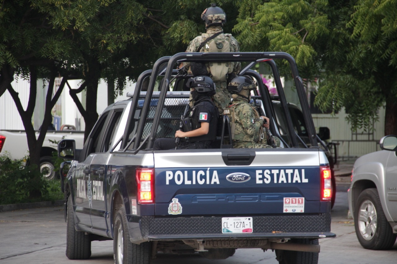 Policía Estatal captura a dos sujetos con arma y droga