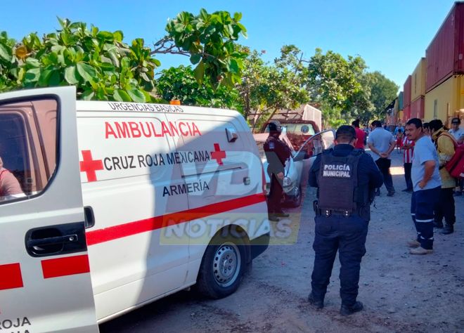 Tren arrolla vehículo en Armería, hay un lesionado