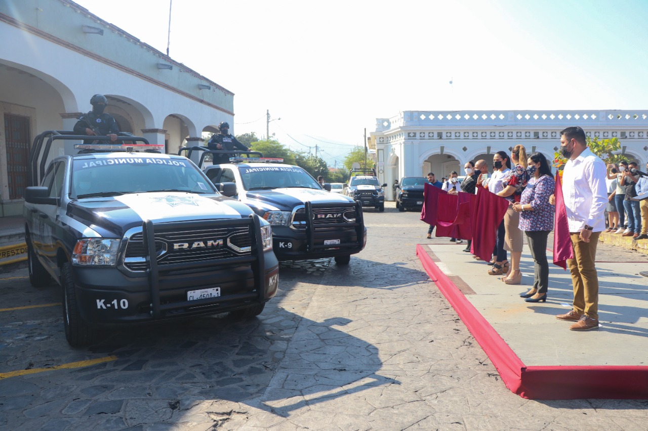 ‘Tenemos que regresar la paz al estado y a Coquimatlán»: Gobernadora al entregar patrullas en ese municipio