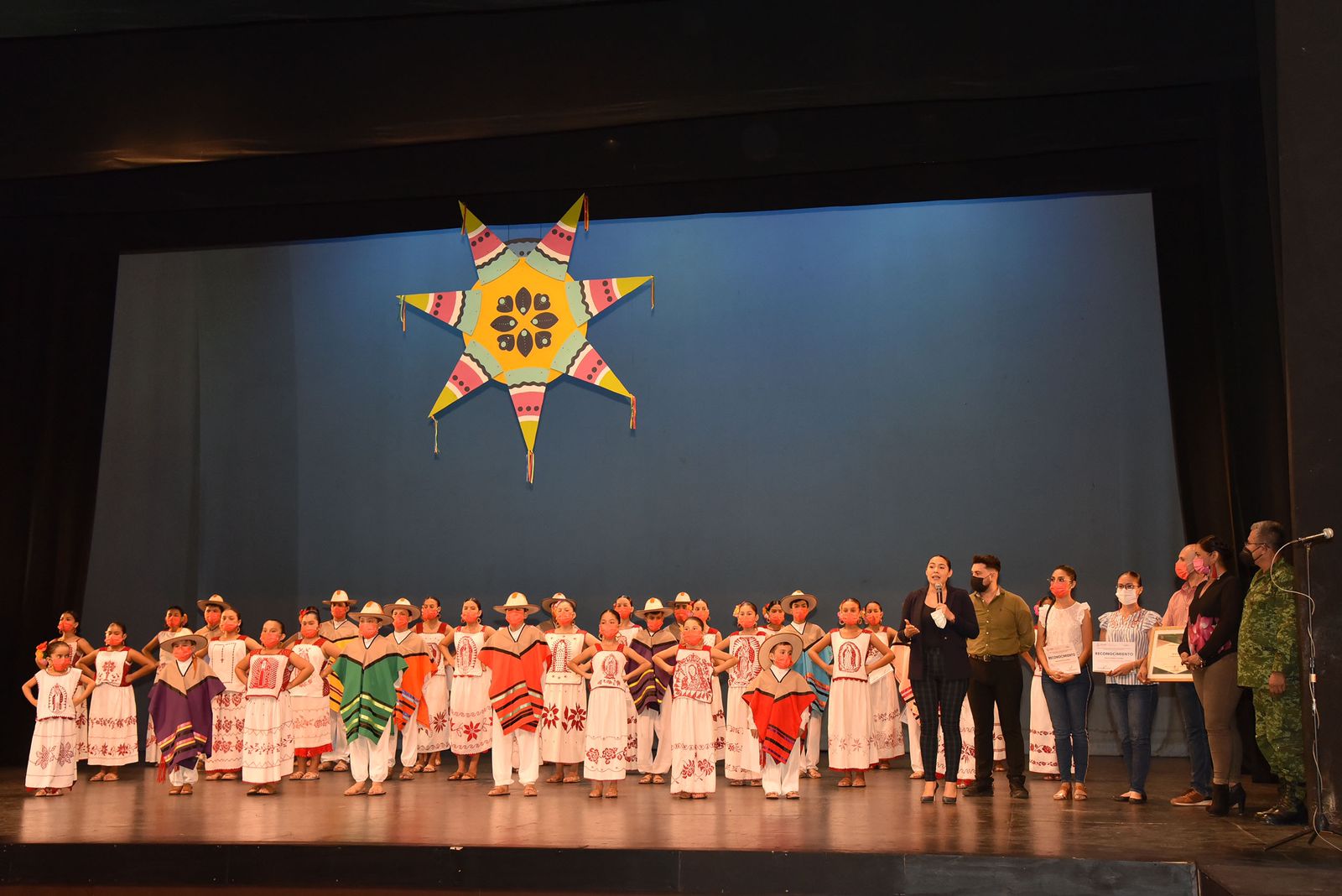 Reconoce Gobernadora a integrantes del Ballet Folklórico que representó a Colima en desfile del 20 de noviembre en CDMX