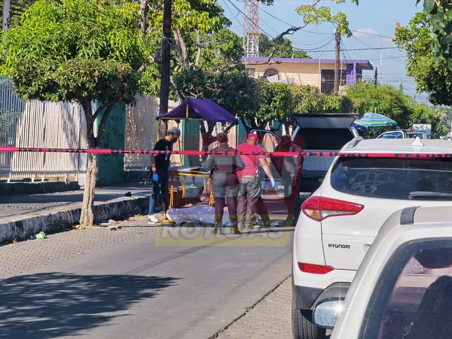 Asesinan a un hombre afuera de una escuela en Coquimatlán