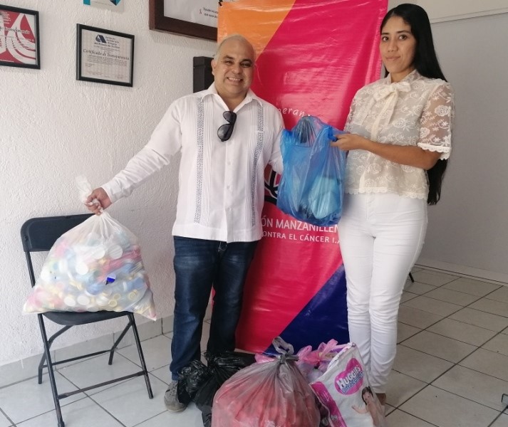 Dona escuela de Belleza trenzas para elaborar pelucas oncológicas