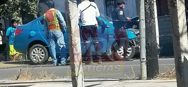 Arrolla tren a vehículo que intentó ganarle el paso, en la carretera a Los Amiales, en Coquimatlán