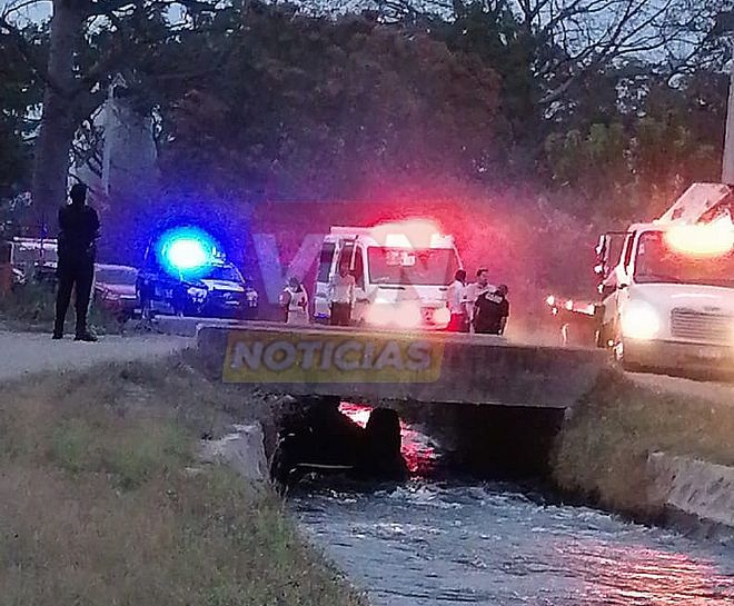 Encuentran camioneta sumergida en un canal con dos cuerpos en su interior, en Tecomán