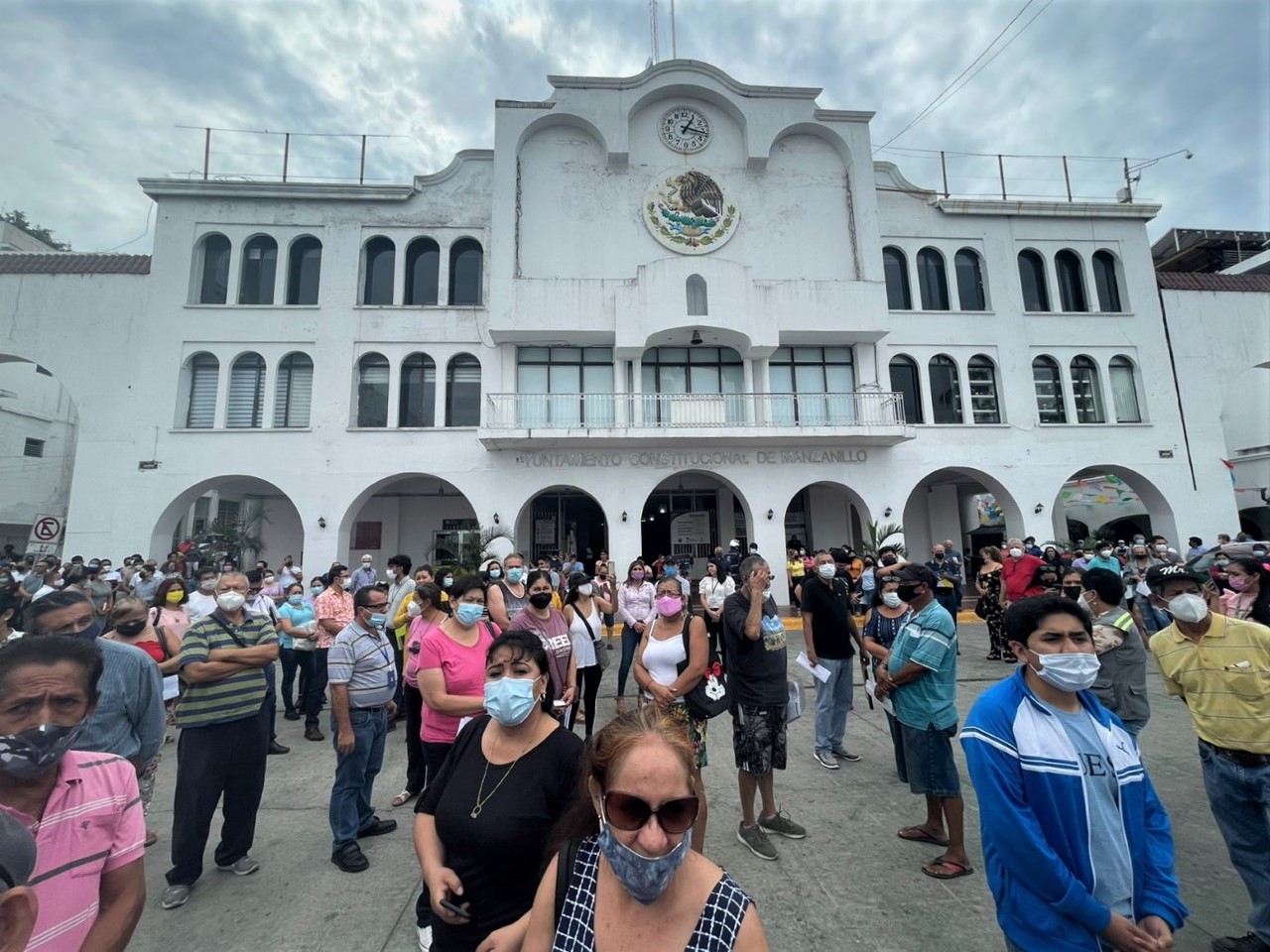 Trabajadores del Ayuntamiento de Manzanillo hacen simulacro masivo