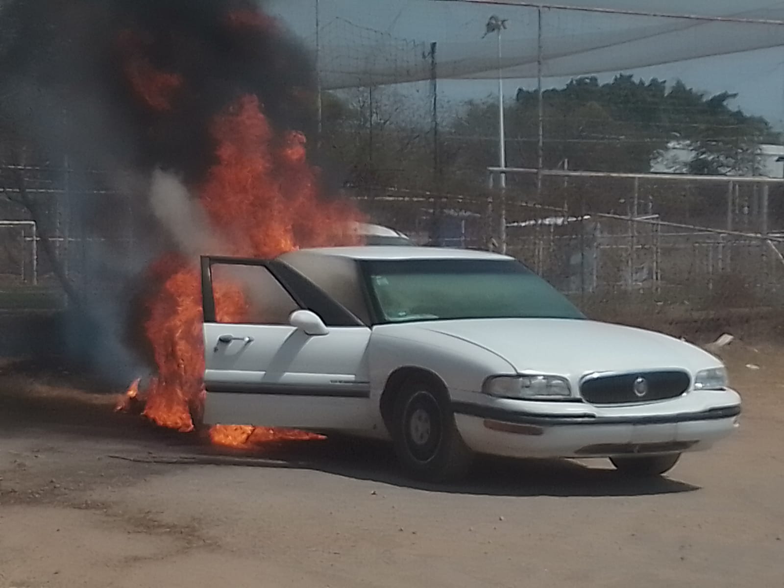 Se incendia un vehículo cerca del Tianguis dominical de Villa de Álvarez