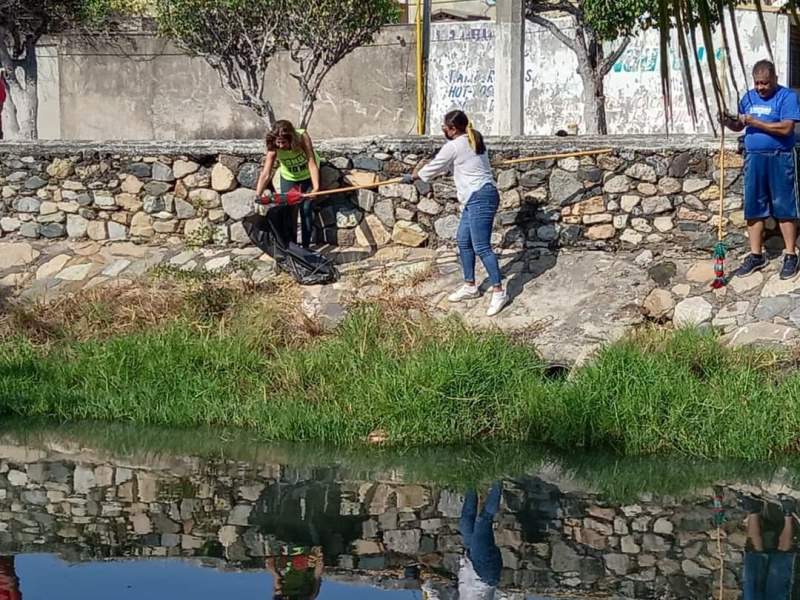 Limpian canal de desagüe de la Unidad Padre Hidalgo de Manzanillo