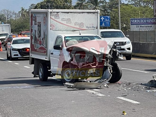 Conductor resulta ileso ante fuerte choque en la carretera Colima-Manzanillo