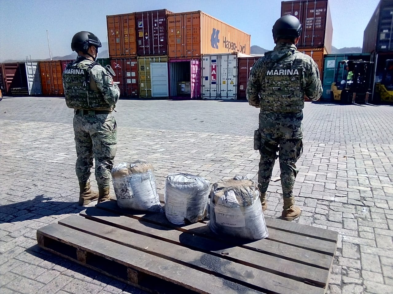 Marina asegura, en el recinto portuario de Manzanillo, tres costales con carbón antracita adicionados con presunta cocaína