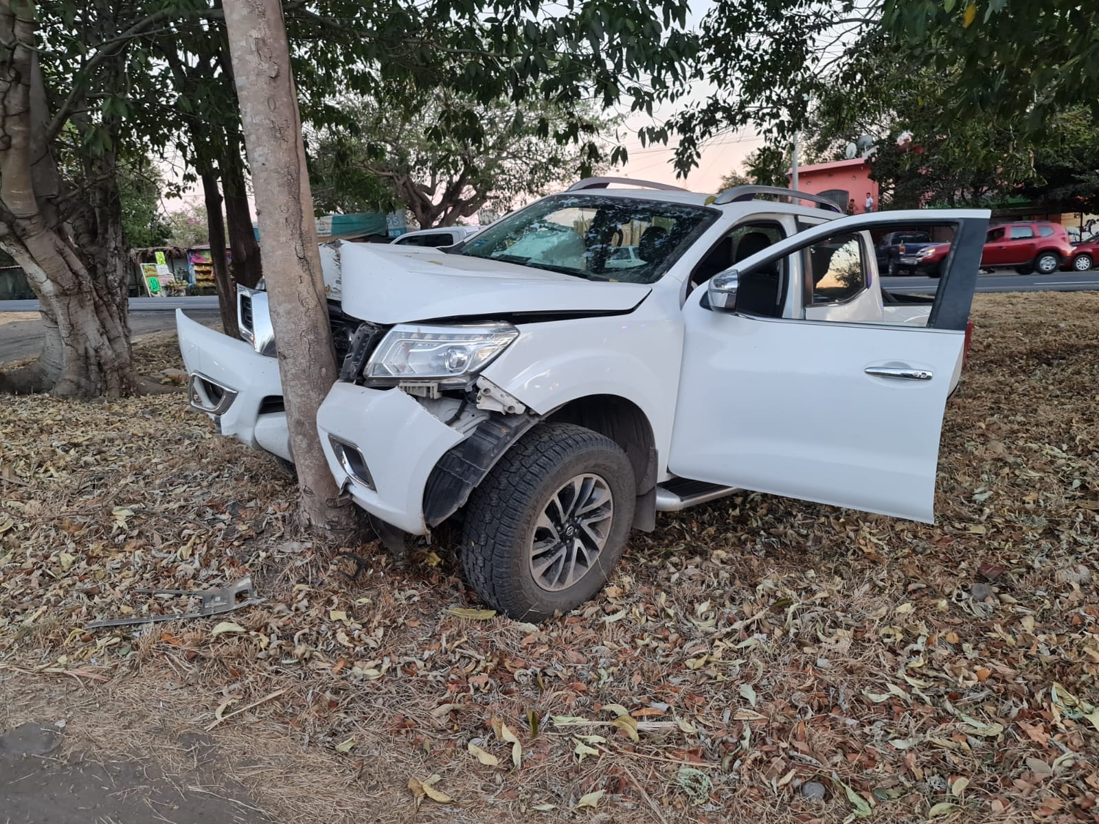 Tras persecución policial, camioneta se impacta contra árbol a la altura del Trapiche