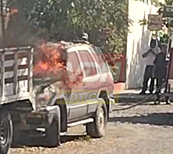 Bomberos sofocan incendio de camioneta en la colonia Alta Villa, en Villa de Álvarez