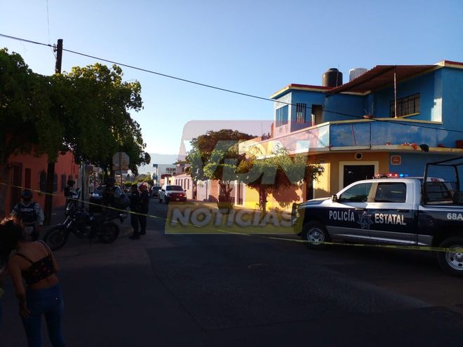 Asesinan a un hombre y lesionan a una adulto mayor, en una vecindad de la zona centro de Colima