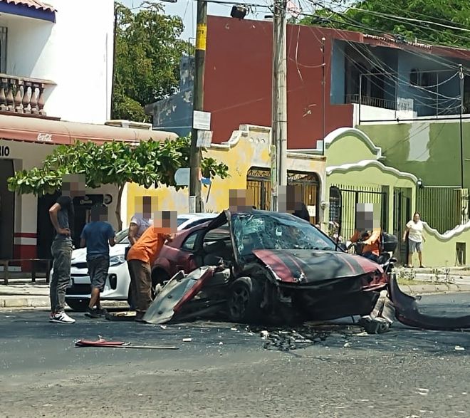 Tras ser baleado, conductor impacta vehículo contra poste, en la avenida Pablo Silva, en VdeA