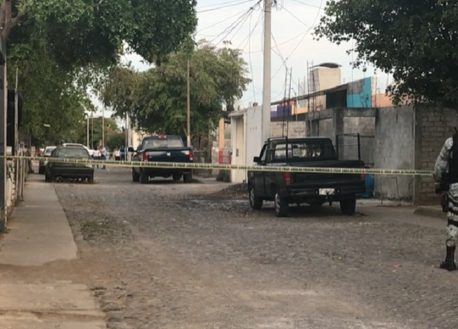 Balean la fachada de una vivienda en la colonia Puerta de Hierro, en Villa de Álvarez