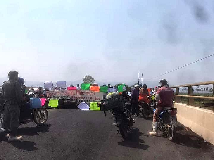 Ante desaparición forzada, familiares y amigos de un menor, bloquean puente a Coahuayana