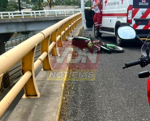 Fallece motociclista al caer del distribuidor vial Bonilla Valle, en Manzanillo