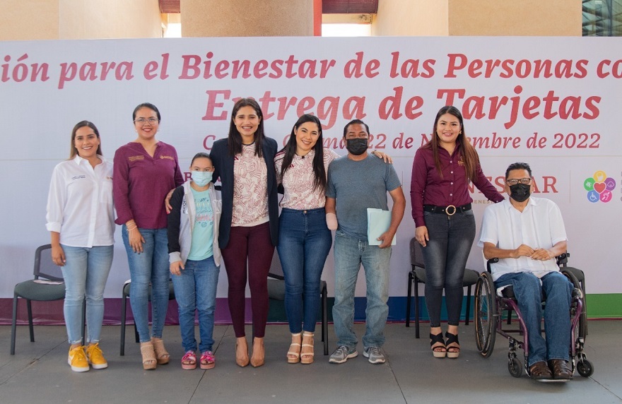 Indira y Viridiana Valencia entregan tarjetas de Pensión para el Bienestar a personas con discapacidad