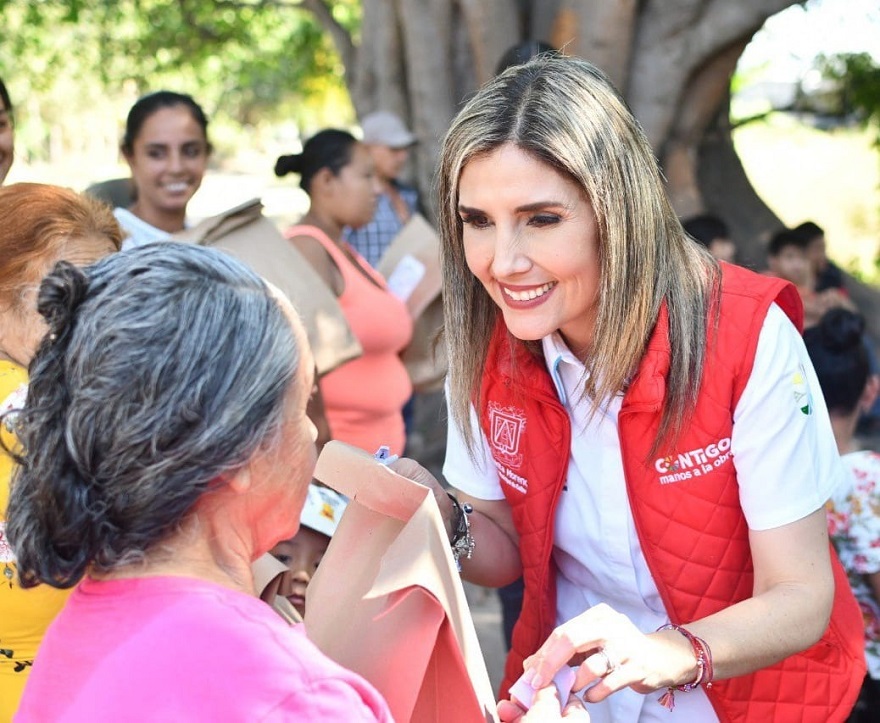 Margarita Moreno entrega cenas navideñas “Contigo apoyamos”