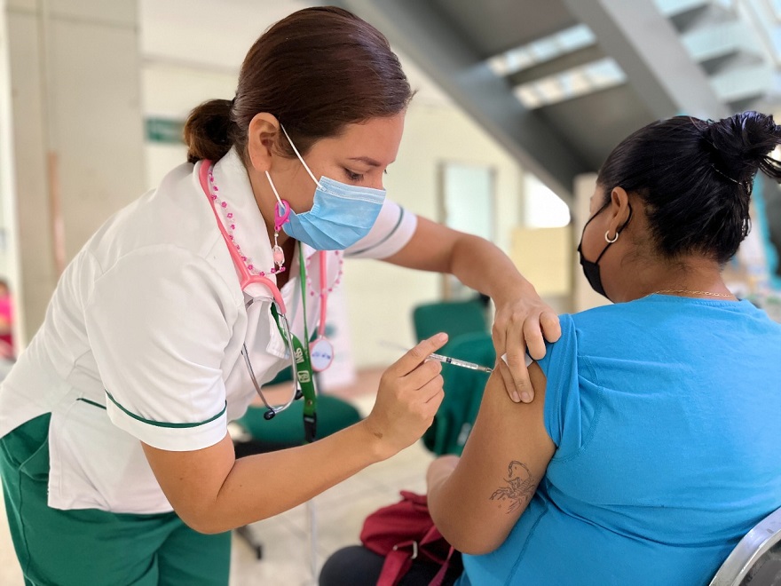 Llama IMSS Colima a vacunarse contra influenza estacional para evitar enfermedades respiratorias en época invernal