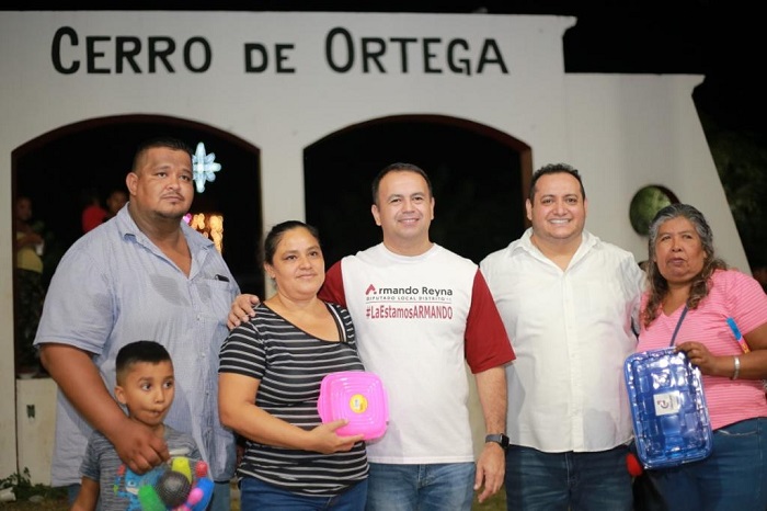 Más de 600 niños y niñas de Cerro de Ortega disfrutaron de una tarde navideña organizada por Armando Reyna y Julio Cano