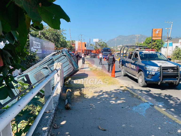 Camioneta cae en el puente del Arroyo de Santiago, hay lesionados