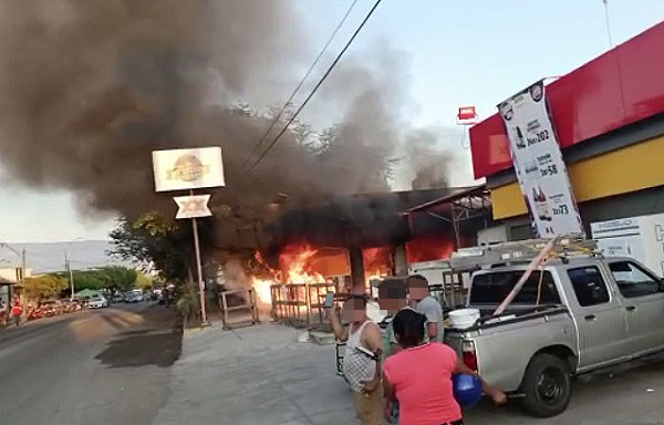 Se incendia un bar en Tecomán