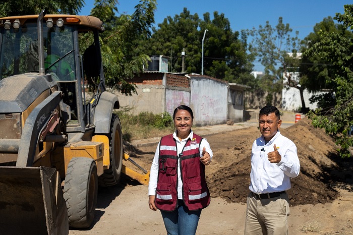 Griselda Martínez supervisa obra en la calle Gardenias en Santiago