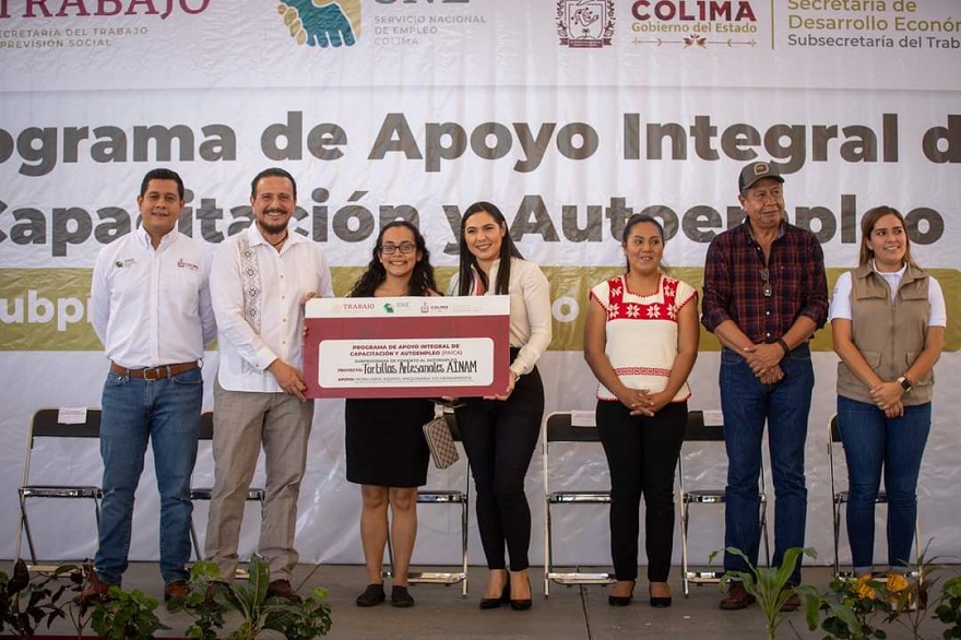 Gobernadora entrega equipo y herramientas a 41 personas emprendedoras de Colima