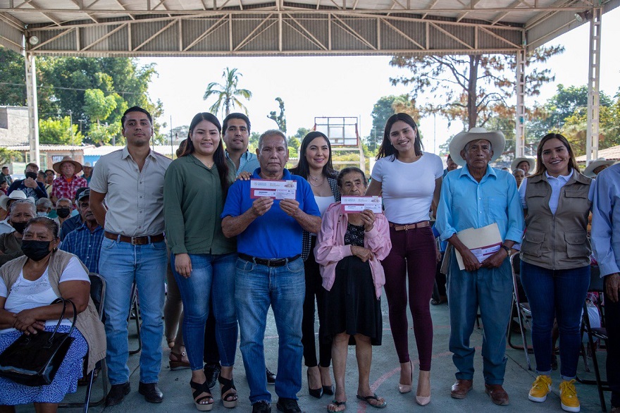 Indira participó en entrega de 459 tarjetas de Pensión para Bienestar de Personas Adultas Mayores de Suchitlán y Zacualpan