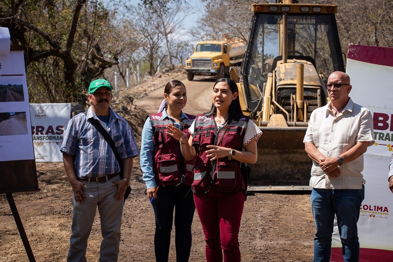 En Comala, Indira supervisó rehabilitación de camino sacacosechas La Mesa del Guayabo-Las Trancas