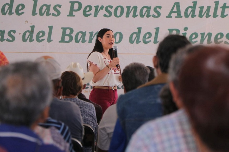 Indira participa en entrega de 483 tarjetas para personas adultas mayores en el municipio de Colima