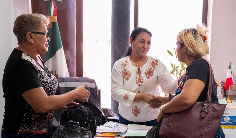 Con apoyos sociales, Griselda Martínez ofrece ayuda a 34 familias de Manzanillo