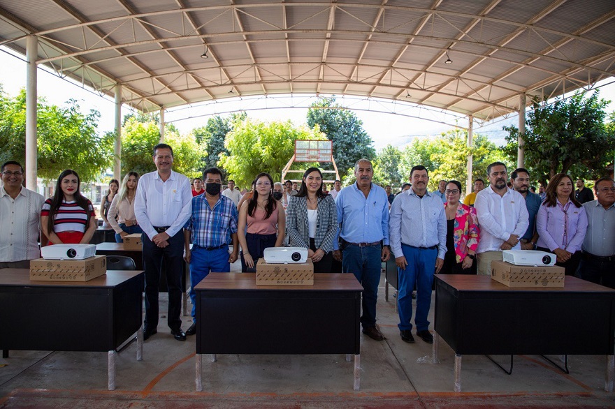 Gobernadora entrega mobiliario nuevo a 17 escuelas de Ixtlahuacán