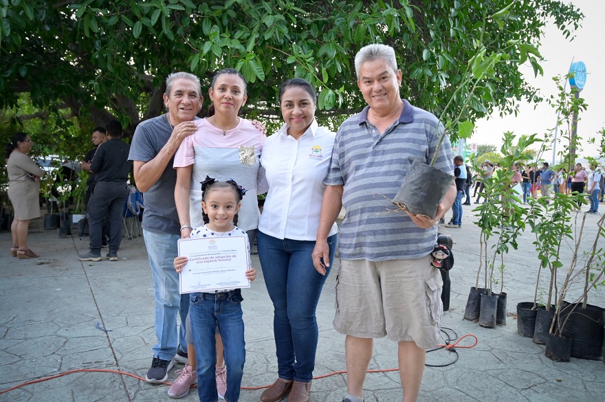 Celebra Ayuntamiento de Manzanillo Día Internacional de la Tierra dando en adopción cientos de árboles frutales