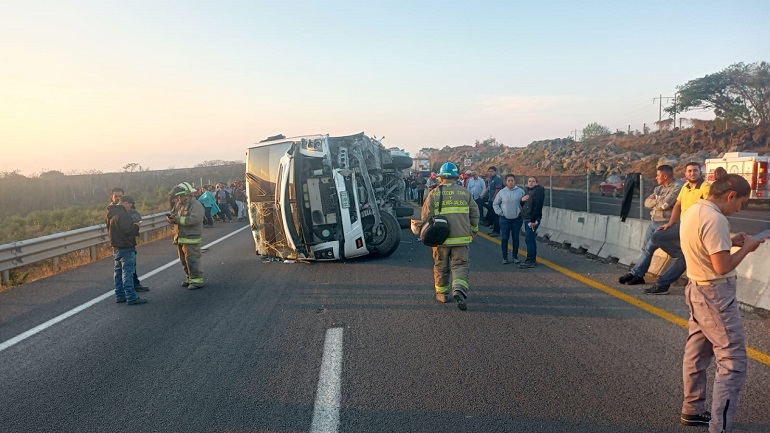 PC Cd. Guzmán atiende accidente de autobús en el que viajaban trabajadores de Coquimatlán