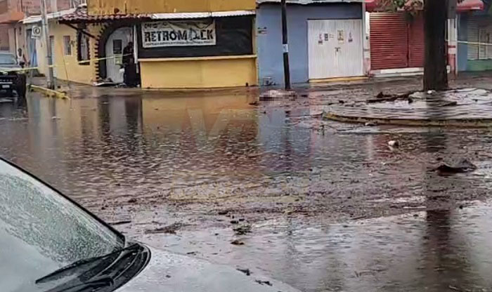 Localizan cuerpo en estado de descomposición flotando en la avenida 20 de noviembre, en Colima